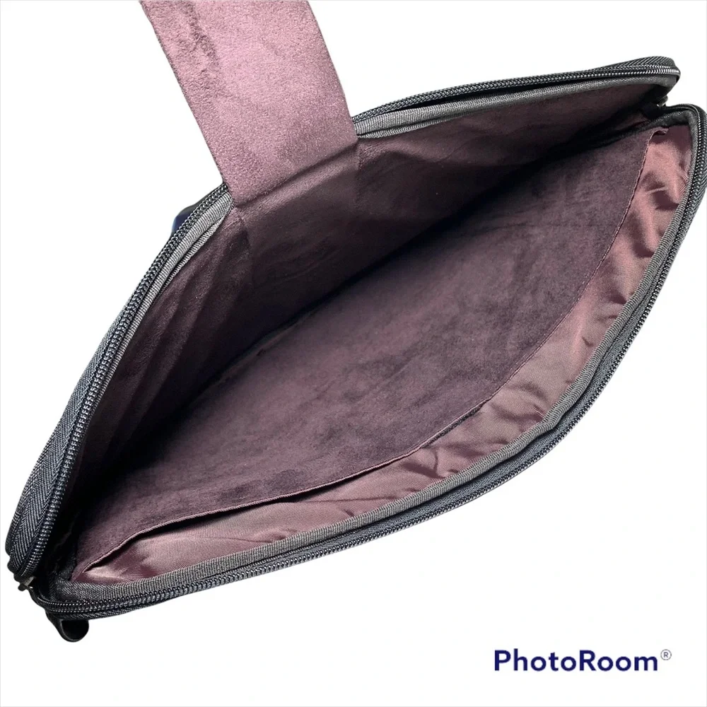 NWOT Solo 16” soft padded laptop case